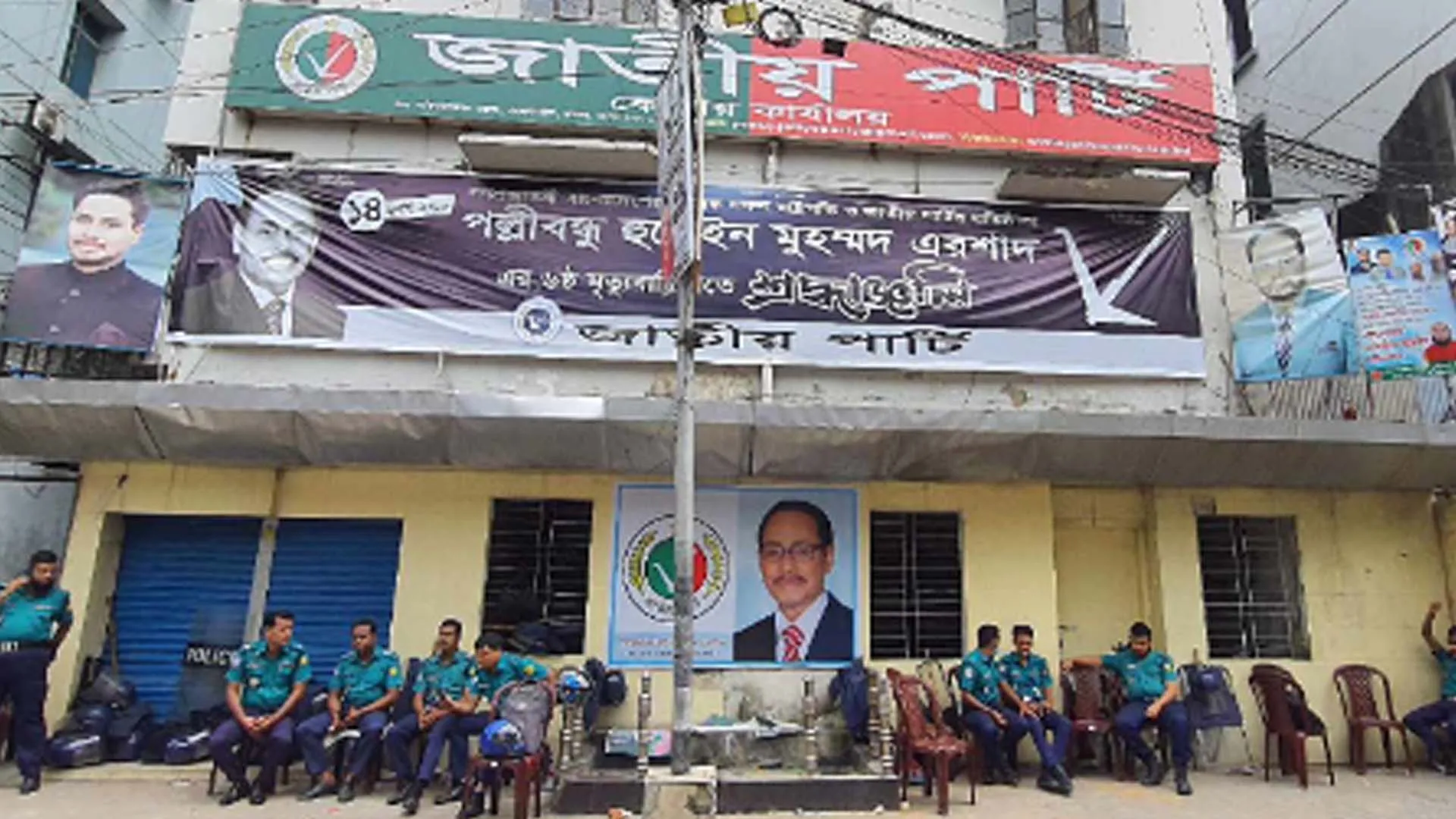 জাপার কার্যালয়ের সামনে পুলিশের সতর্ক অবস্থান